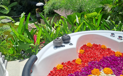 The Aksari especially caters towards honeymooners. They offer special packages with romantic flower baths, flower decorations, candlelight dinners and more.