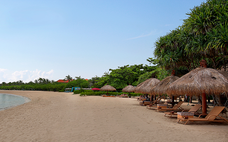 A short walk or shuttle ride away the hotel has its own beach club with white sand beach and a calm blue ocean.
