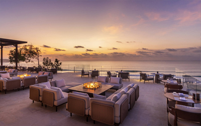 The Akasa restaurant offers flame-grilled cuisine with an Asian twist overlooking the Uluwatu cliffs.