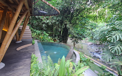 Our pavilion had a private infinity pool and unobstructed jungle river views. An additional private stone bathttub can be found right next to the river. Honeymooners: It is possible to have a floating breakfast in the pool or a flower bath in the bath tub.