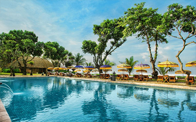 The Oberoi features a 33-meter beachfront pool right near Seminyak.
