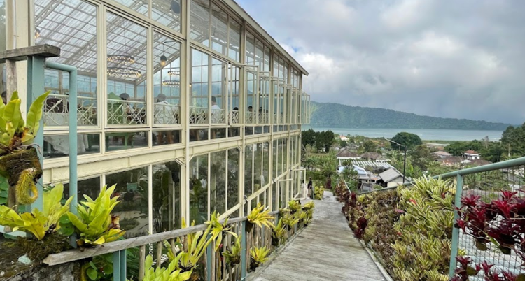 Rumah Gemuk overlooking Beraban Lake.